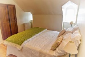 En eller flere senge i et værelse på Élégante maison avec jardin