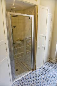 Et badeværelse på Élégante maison avec jardin + 19 billeder