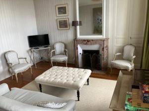 Et tv og/eller underholdning på Élégante maison avec jardin