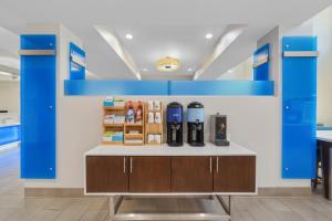 Příslušenství pro přípravu čaje a kávy v ubytování Holiday Inn Express Tomball by IHG