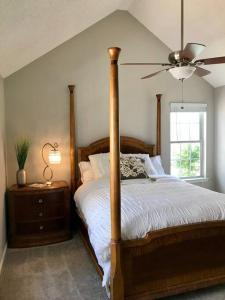 Ένα ή περισσότερα κρεβάτια σε δωμάτιο στο Peaceful Peachtree Villa