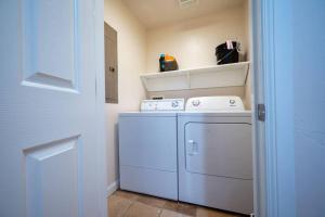una lavatrice e un'asciugatrice bianche in una stanza di Snowbasin Lakehouse with Hot Tub and Resort Amenities a Huntsville Altre 37 foto