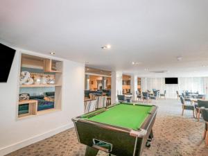 Una sala de estar con una mesa de billar en una habitación. en Premium Holiday Home in The New Forest at Hoburne Bashley - Leisure Passes Available to Purchase, en New Milton