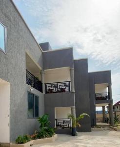 Un edificio con dos balcones a los lados. en Sankofa- 2-3 BR Apt suite Manet Estate East Legon-Ogbojo, en Ogbojo
