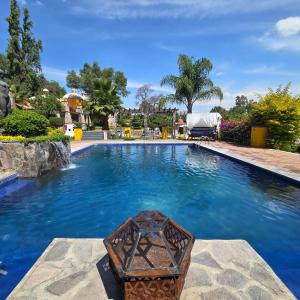 - une piscine d'eau bleue dans l'établissement Hacienda La Skondida Hotel Resort, à San Mateo Xoloc