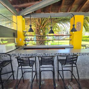 un bar avec des chaises et une table dans un restaurant dans l'établissement Hacienda La Skondida Hotel Resort, à San Mateo Xoloc