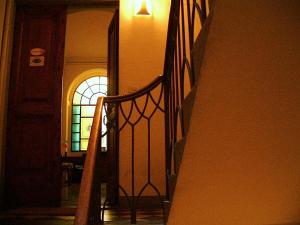 佛羅倫斯的住宿－塞斯特里酒店，墙上有灯的楼梯和窗户