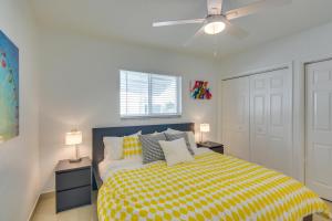 1 dormitorio con 1 cama amarilla y 2 mesitas de noche en 2 Mi to Ocean Dog-Friendly Hallandale Beach Condo, en Hallandale Beach
