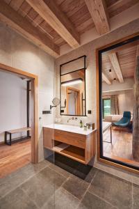 Phòng tắm tại Siedlisko Milachowo nad rzeką - luxury wellness oasis Adults only