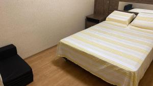 a bedroom with a bed and a chair in it at COMODO DEPARTAMENTO EN Chiclayo in Chiclayo