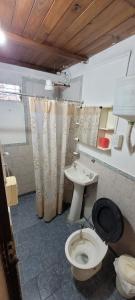 un baño con inodoro y lavabo en Centrico , acogedor y economico, en Mercedes