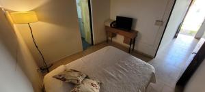 Un dormitorio con una cama con dos almohadas encima. en Centrico , acogedor y economico, en Mercedes