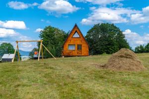 uma cabana num campo com um monte de feno em The View Smrcevo Brdo em Žabljak