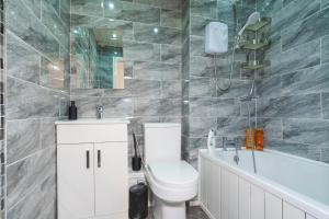 une salle de bain avec toilettes, baignoire et lavabo dans l'établissement The Perfect house for Families & contractors- near Digbeth, à Birmingham
