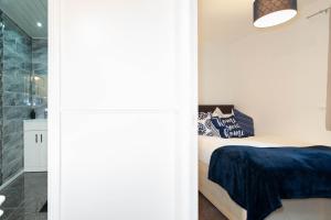 une chambre avec un lit et une paroi vitrée dans l'établissement The Perfect house for Families & contractors- near Digbeth, à Birmingham 1 autre photo