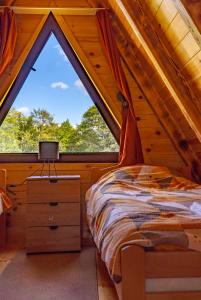 um quarto com uma cama e uma janela grande em The View Smrcevo Brdo em Žabljak
