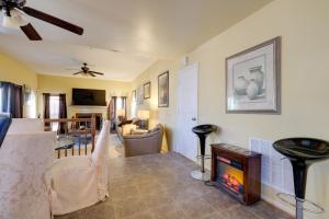Posezení v ubytování Alexandria Area Vacation Rental with Backyard