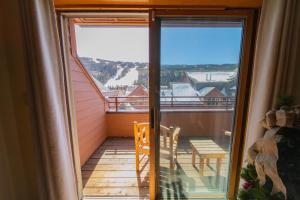 a balcony with a view of a table and chairs at Buffalo Lodge 8412 by SummitCove Lodging in Colorado in Keystone