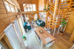 Una vista aérea de una habitación con una mesa y sillas. en Monte Chalet Kolašin, en Kolašin