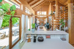 Una casa con un gran salón con paredes de madera. en Monte Chalet Kolašin, en Kolašin