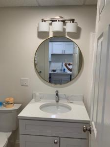une salle de bain avec un lavabo et un miroir dans l'établissement The Skylark Beach Inn, à Old Orchard Beach 61 autres photos