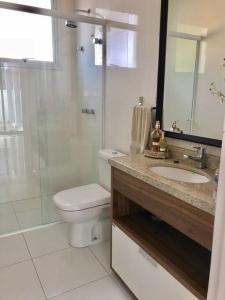 un bagno con wc, lavandino e doccia di Lagoa da Conceição Residence a Florianópolis Altre 14 foto