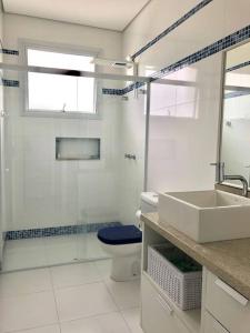 un bagno con wc, lavandino e doccia di Lagoa da Conceição Residence a Florianópolis