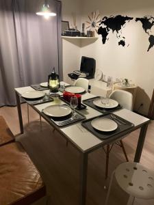 un tavolo con piatti e bicchieri da vino sopra di 貸別荘 Reserved VacationStay UND Oita Saiki a Saiki