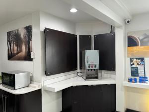 Kuchyň nebo kuchyňský kout v ubytování Motel 6 Hollywood