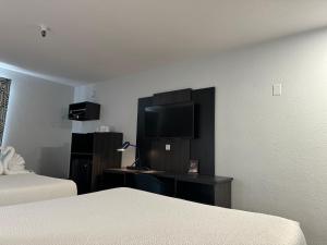Postel nebo postele na pokoji v ubytování Motel 6 Hollywood