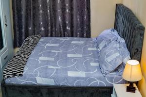 Krevet ili kreveti u jedinici u okviru objekta Well lit and loaded studio bnb