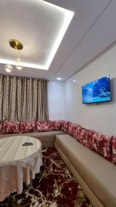 Spacieux Appartement的电视和/或娱乐中心