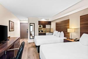 TV a/nebo společenská místnost v ubytování Best Western Maple Ridge