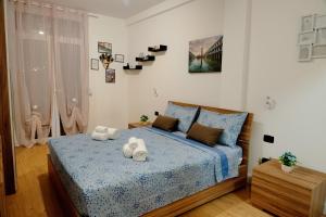 a bedroom with a bed with two towels on it at MJ Venice Guest House in Marghera