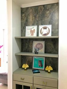 a book shelf with pictures and a desk in a room at Encantador apto en Barrancabermeja in Barrancabermeja