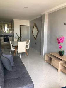 a living room with a couch and a table at Encantador apto en Barrancabermeja in Barrancabermeja