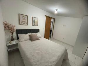 une chambre avec un grand lit dans une pièce dans l'établissement Casinha Charmosa & Rústica, à Indaiatuba