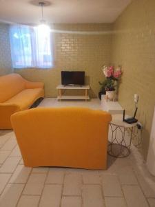 a living room with a couch and a table with a laptop at Hospedaje Mamá Rosita in Tlaxcala de Xicohténcatl +4 photos