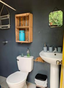 un baño con inodoro y lavabo en Casa Maracuyá, en La Libertad