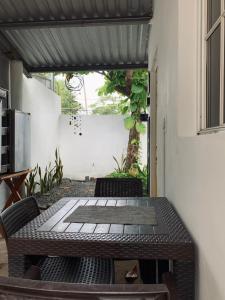 Una mesa y sillas al aire libre en un patio. en Casa Maracuyá, en La Libertad