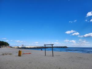 ein Basketballkorb im Sand am Strand in der Unterkunft Ocean Stay Yangyang 1318 오션스테이 양양 E7 in Yangyang