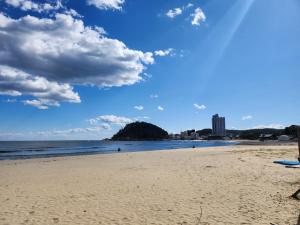Blick auf einen Strand mit einer Insel im Wasser in der Unterkunft Ocean Stay Yangyang 1318 오션스테이 양양 E7 in Yangyang