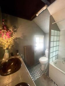 a bathroom with a sink and a toilet at Maison proche Paris Stade de France in Aubervilliers