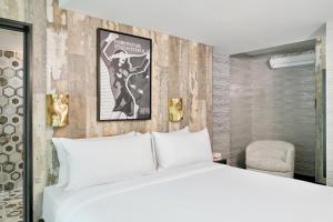 Postel nebo postele na pokoji v ubytování The FIDI Hotel