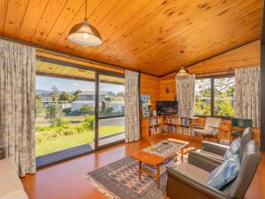 Χώρος καθιστικού στο Retro Revival - Pauanui Holiday Home