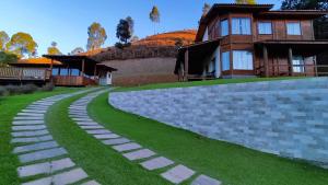 un sentiero in pietra di fronte a una casa di Casa temporada Grecco Vidal a Venda Nova do Imigrante Altre 19 foto