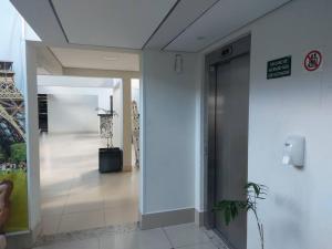 a hallway of a building with the eiffel tower at Flats da Júnia 110 - funcional com ar, garagem, tv, microondas, frigobar e 14 km aeroporto in Lagoa Santa +6 photos