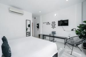 TV at/o entertainment center sa Blu Monkey Phi Phi Island