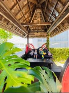 due bambini seduti su un tavolo sotto un pergolato di Ubud Villa a Città Vecchia di Hengchun Altre 24 foto