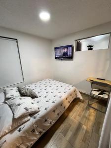 Postel nebo postele na pokoji v ubytování APARTASUITES BOGOTA 53 - 101a